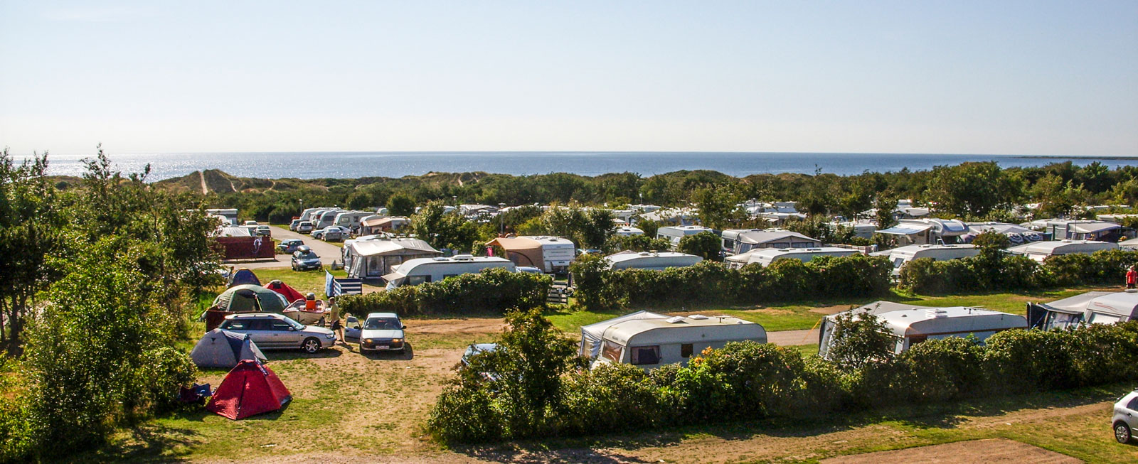 Campingen ligger ett stenkast från havet.