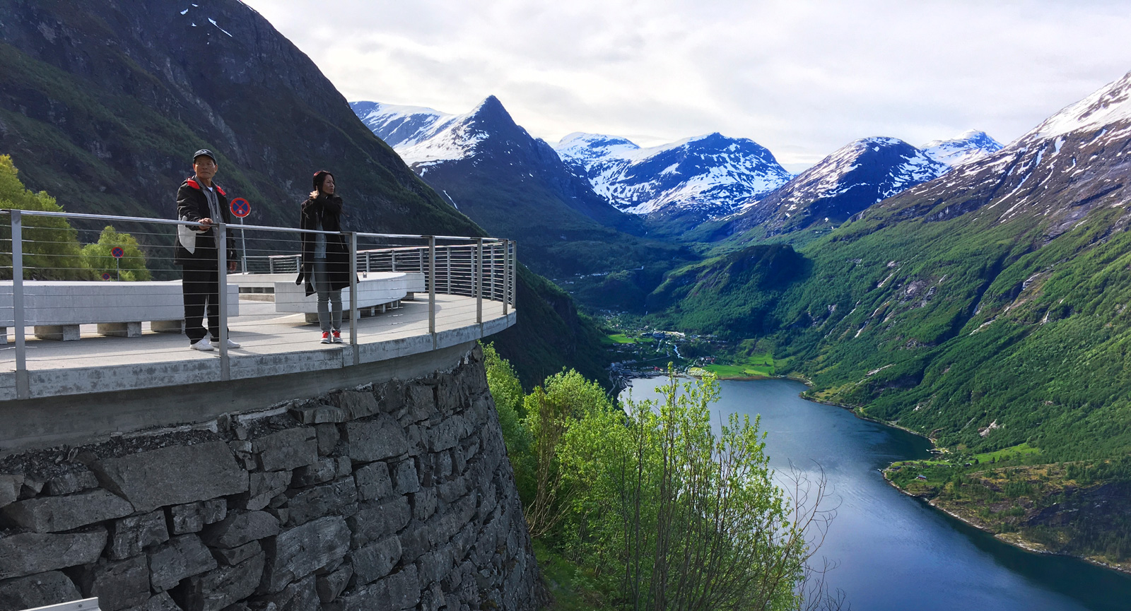 Utsiktsplatsen längs Örnvägen ned mot Geiranger är enormt populär men en helgmorgon i slutet på maj är vi bara ett tiotal besökare. Förmodligen också lugnt en bra bit in i juni. Byn Geiranger syns längst ned där vattnet slutar och vi ser de vita prickarna vid vattnet som är campingens fritidsfordon.
