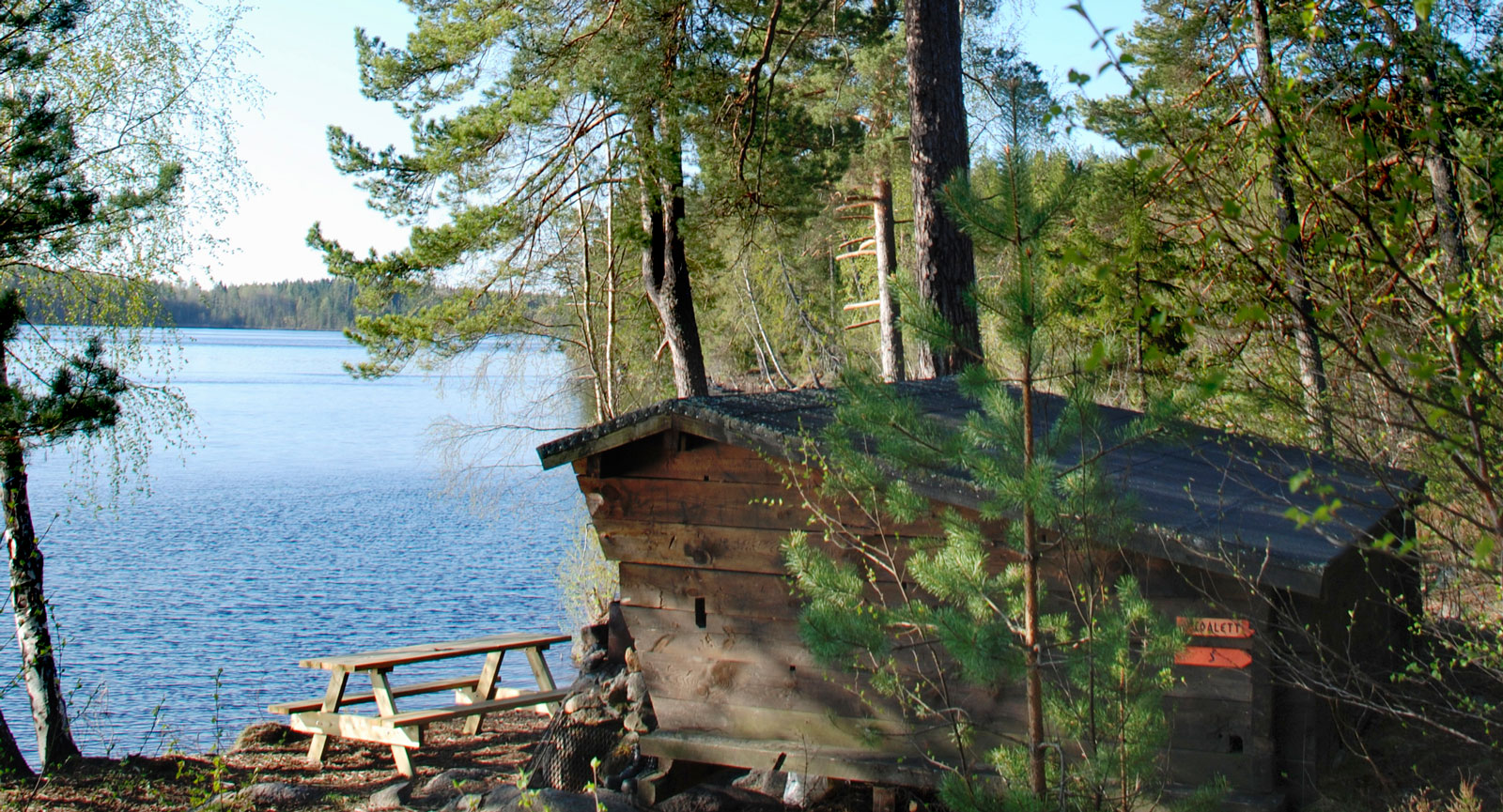 Morgonsolen strålar över vindskyddet.