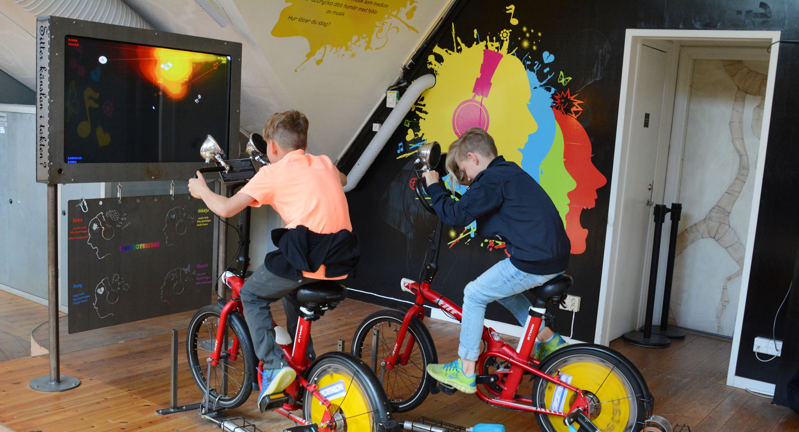 Varierat. Här gäller det att cykla för att påverka musiken som spelas i högtalarna. Musiken spelas glatt, sorgset eller argt beroende på hur man cyklar.