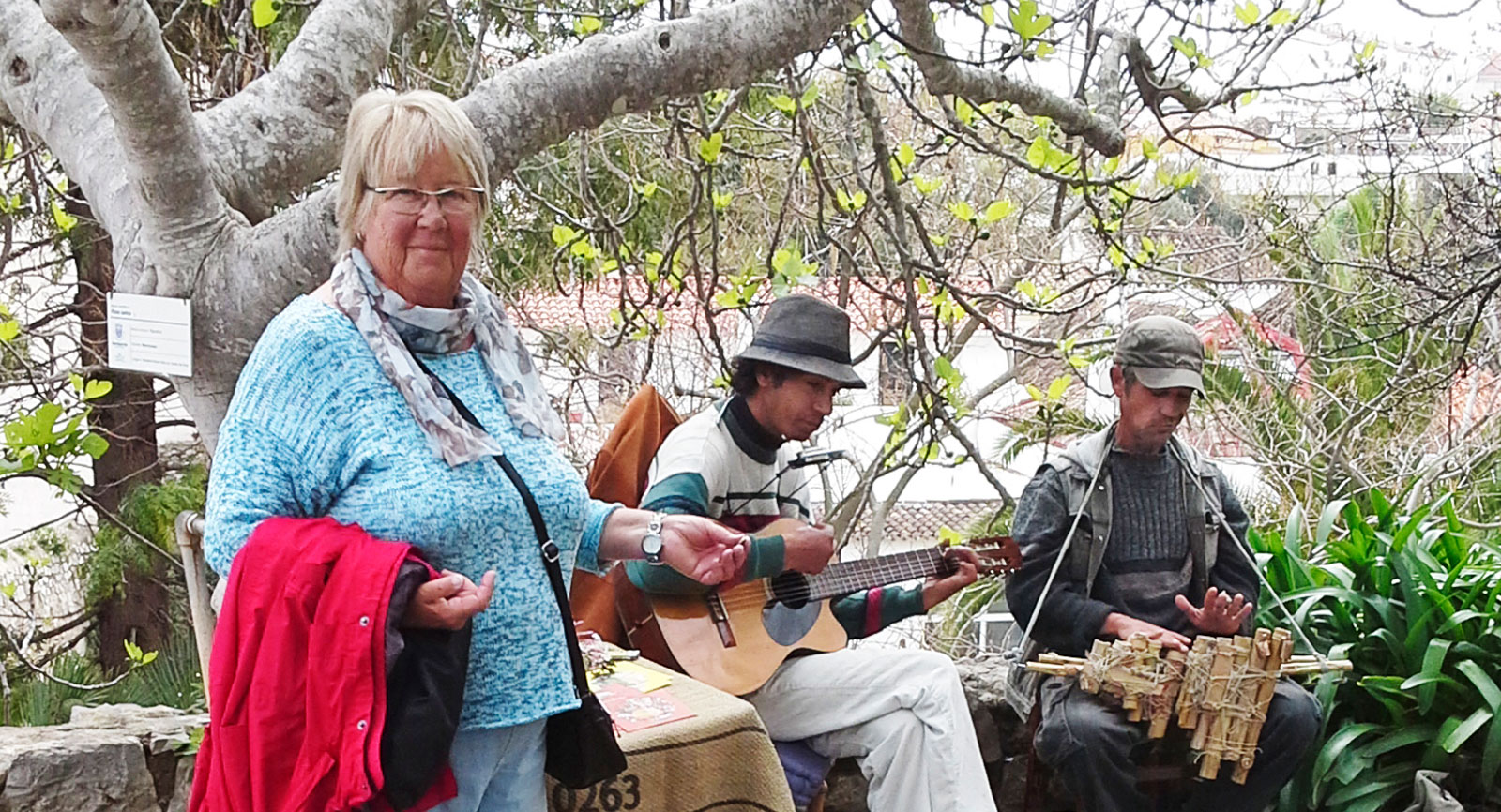Ann-Marie och portugisiska gatumusikanter i Tavira, Portugal.