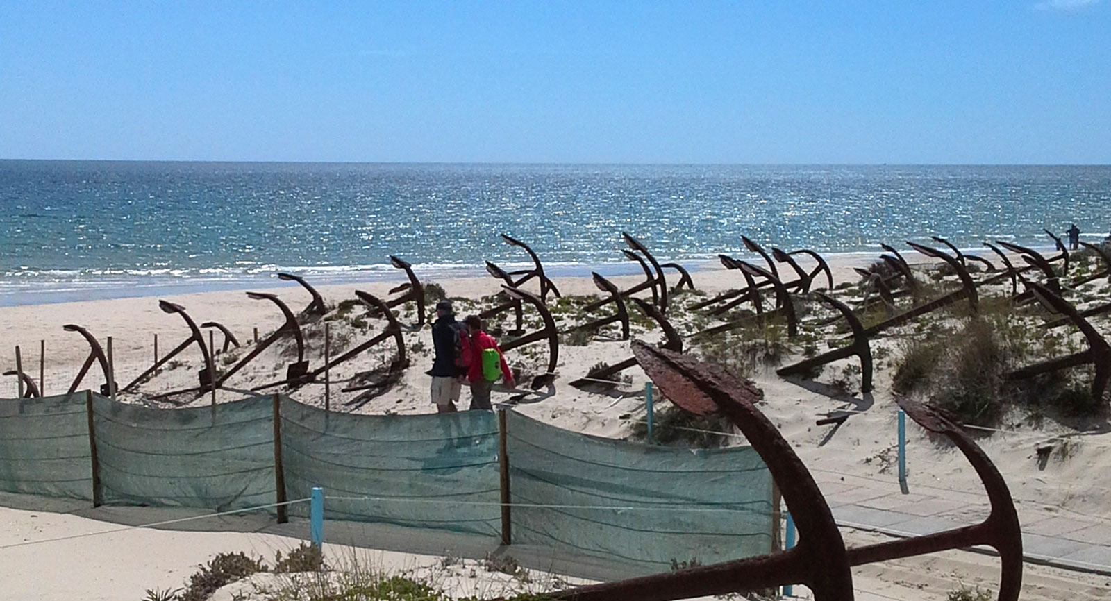 På portugisiska stranden Praia Barril kastar man gärna ankare och njuter av havsutsikten.