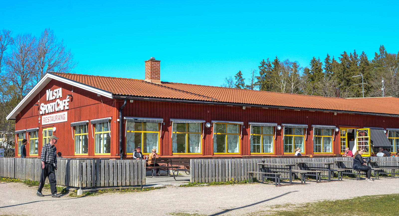 Vilsta Sportcafé har gott om godsaker samt sittplatser både ute och inne.
