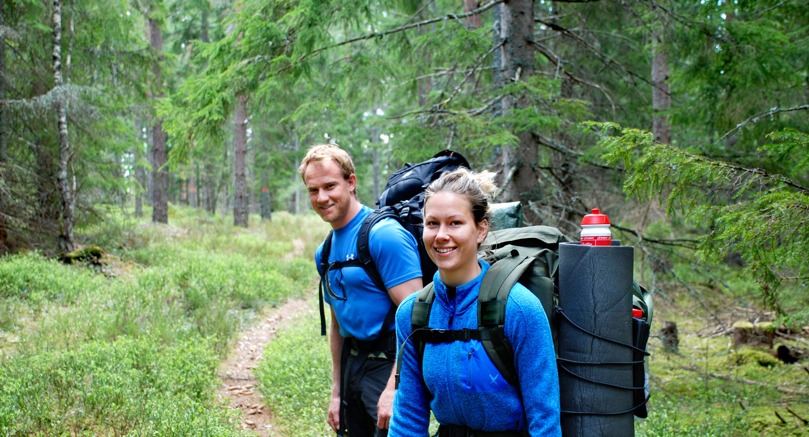 Stigfinnarna Joacim och Karin samt Niclas vandrar. Vandring är en perfekt aktivitet att kombinera med fritidsfordonet som basläger.