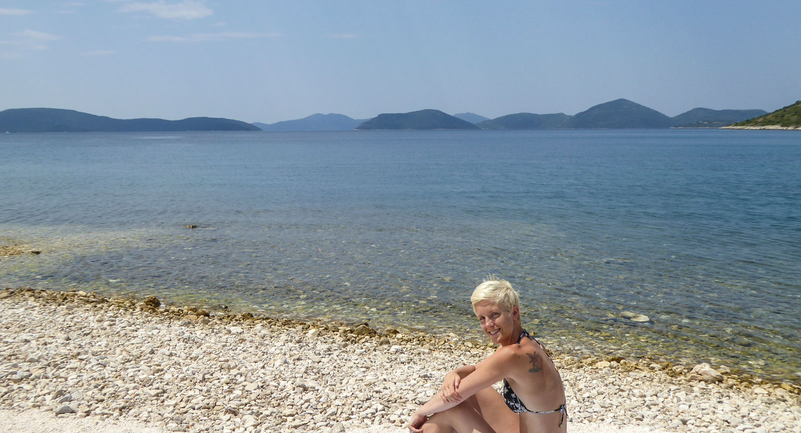 Anna på en av Kroatiens alla vita stenstränder.