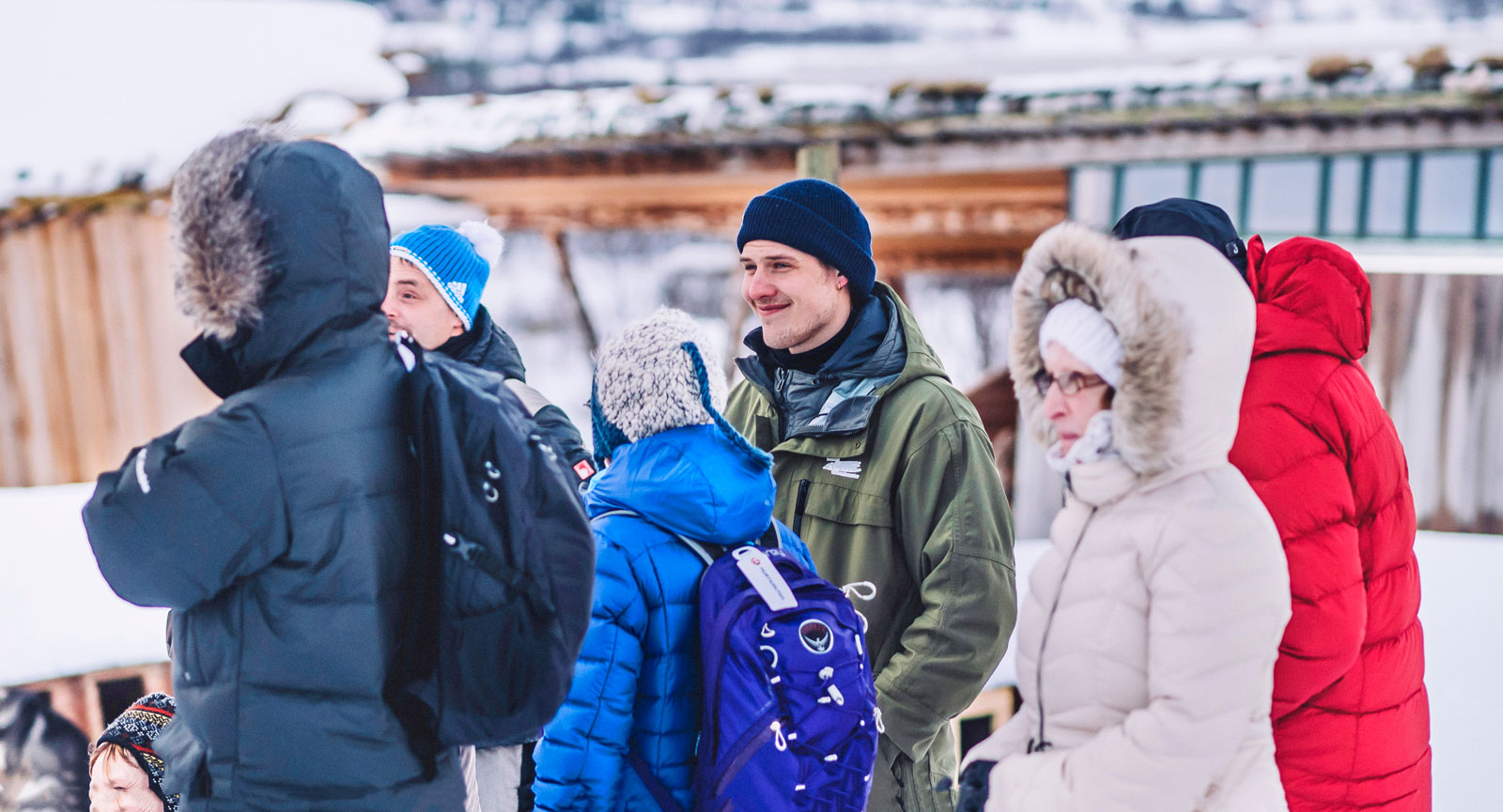 nyfikna. Christian tar emot ett gäng turister som vill pröva på känslan att glida fram ljudlöst över snön med hundspann.