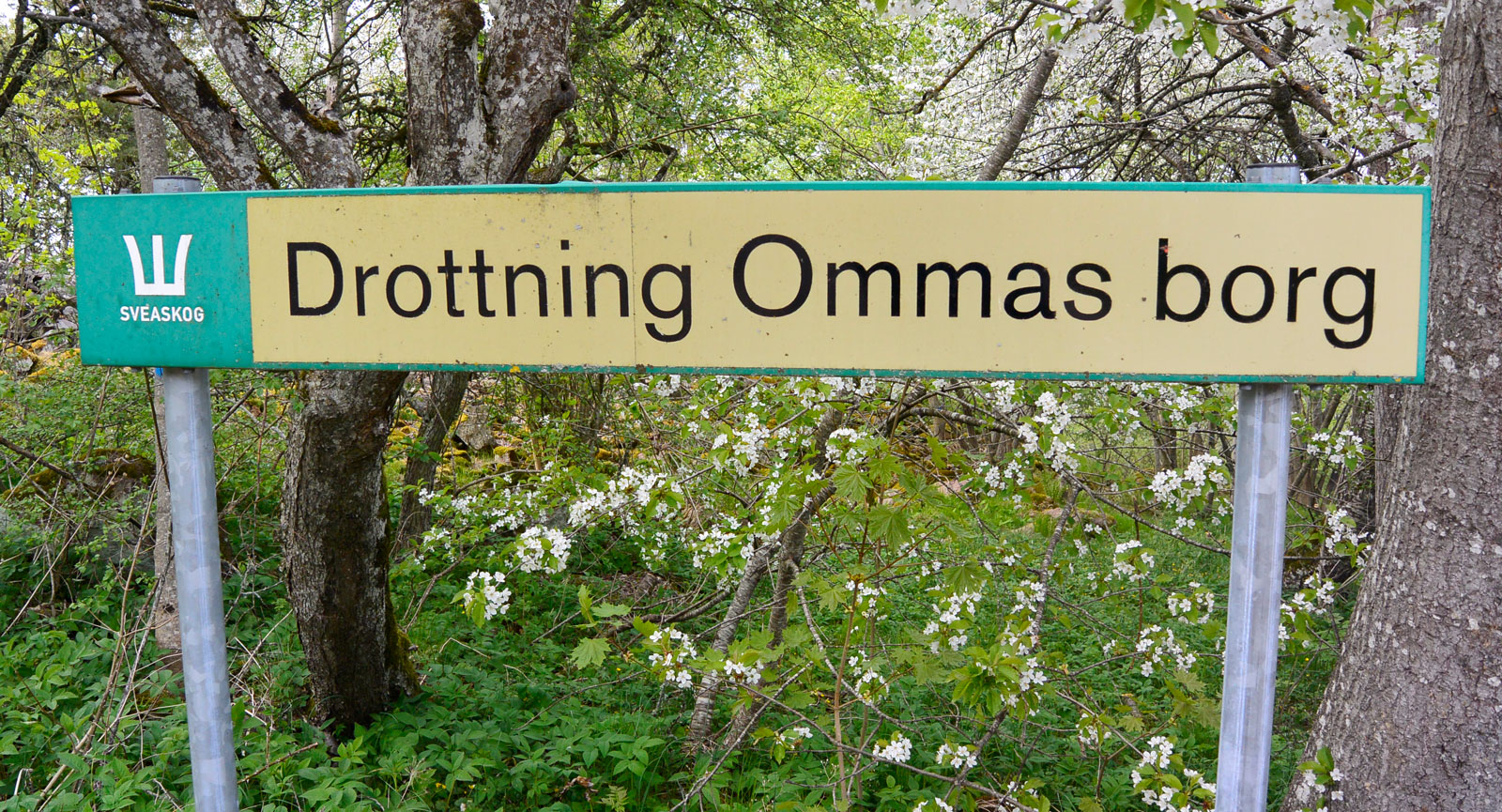Fornlämningarna av drottning Ommas borg kan ses på Ombergs nordligaste del. Hit tar man sig enkelt med (hus)bil.