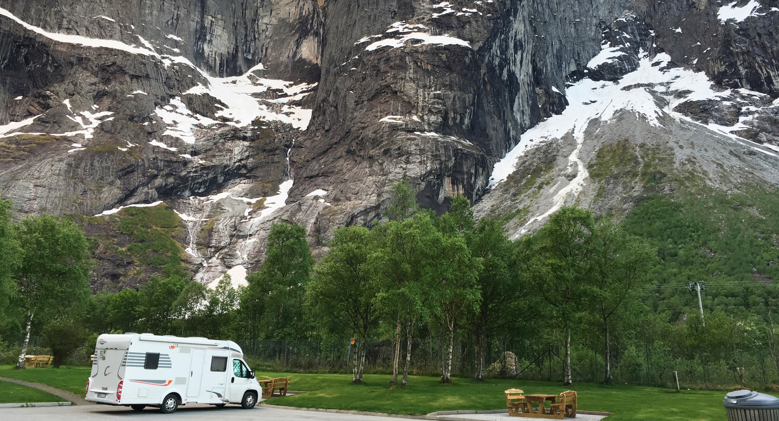 Trollväggens lodräta brant är 1000 m hög och hela berget är 1700 m högt.
Camping och parkering finns intill.
