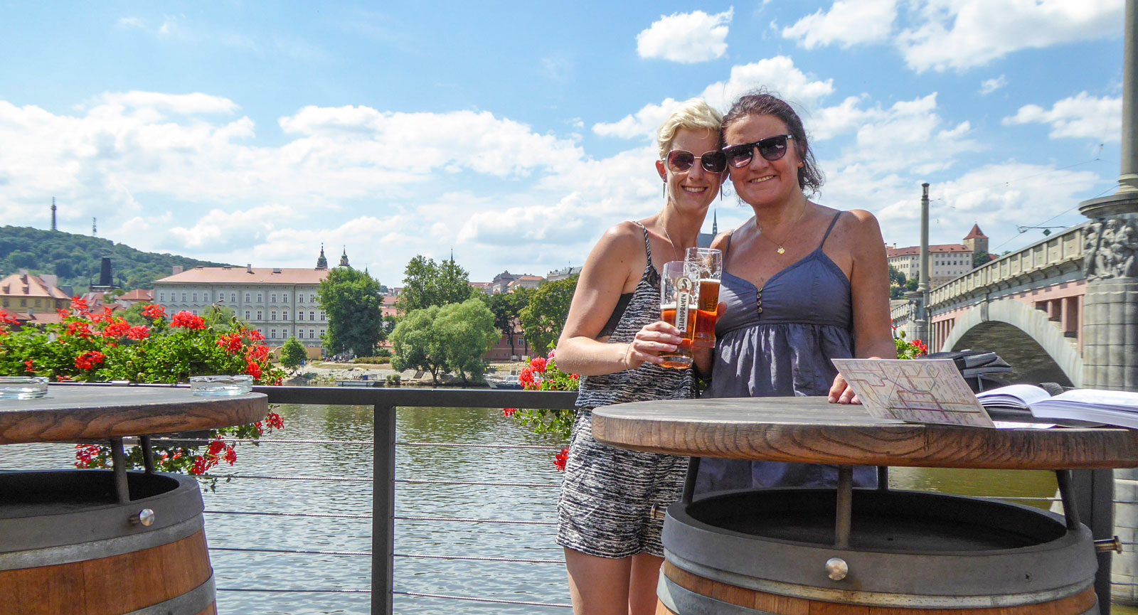 Anna och Debbie åkte på bröllopsresa med husbilen i Europa. Här i Prag.