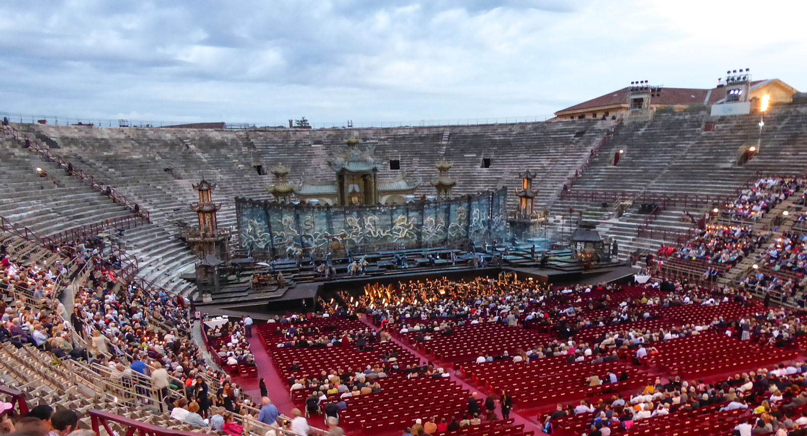 I Italien passar det att se klassiska verk. Här i Verona såg Debbie och Anna Turandot.