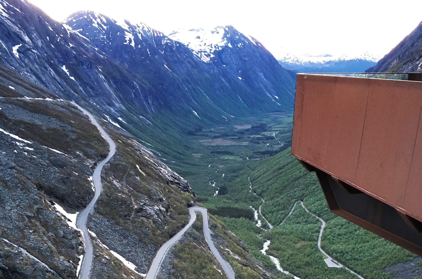 Trollstigen är i dag 4–6 meter bred och det finns mötesplatser, men man blir ändå svettig om händerna om man är höjdrädd.