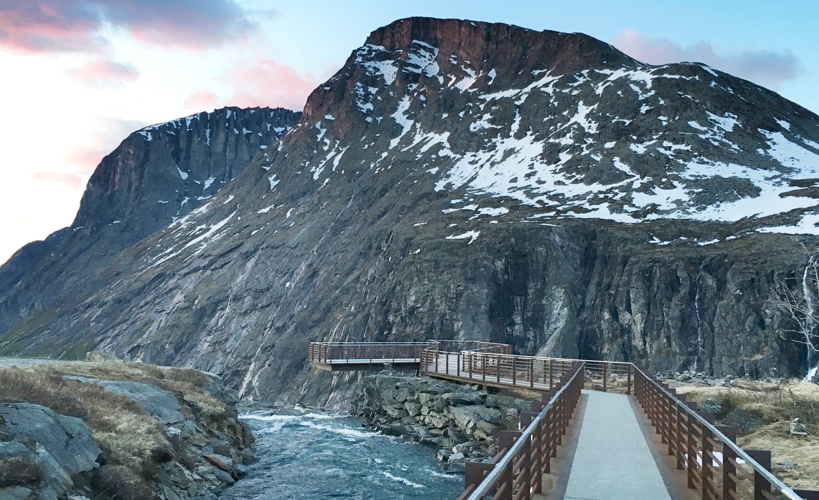 Färden går från Trollstigen vidare ned till den vackra färjeöverfarten i Eidsdal, turistvägens fortsättning mellan Trollstigen och Geiranger.