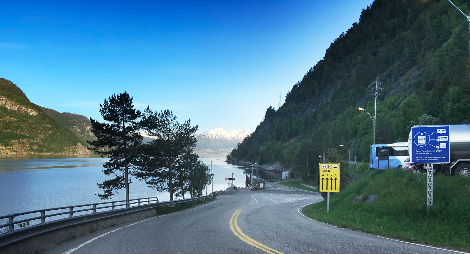 Färden går vidare ned till den vackra färjeöverfarten i Eidsdal, längs sträckan mellan Trollstigen och Geiranger.