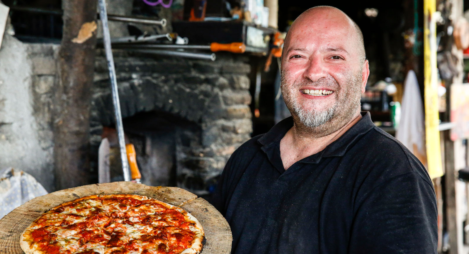 Kocken ”Jackie” serverar en underbart god stenugnsbakad pizza.