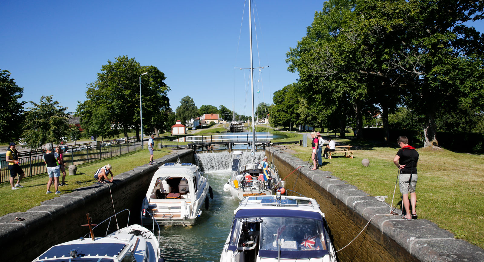 Förmiddagsrusch i kanalen vid Bergs slussar.