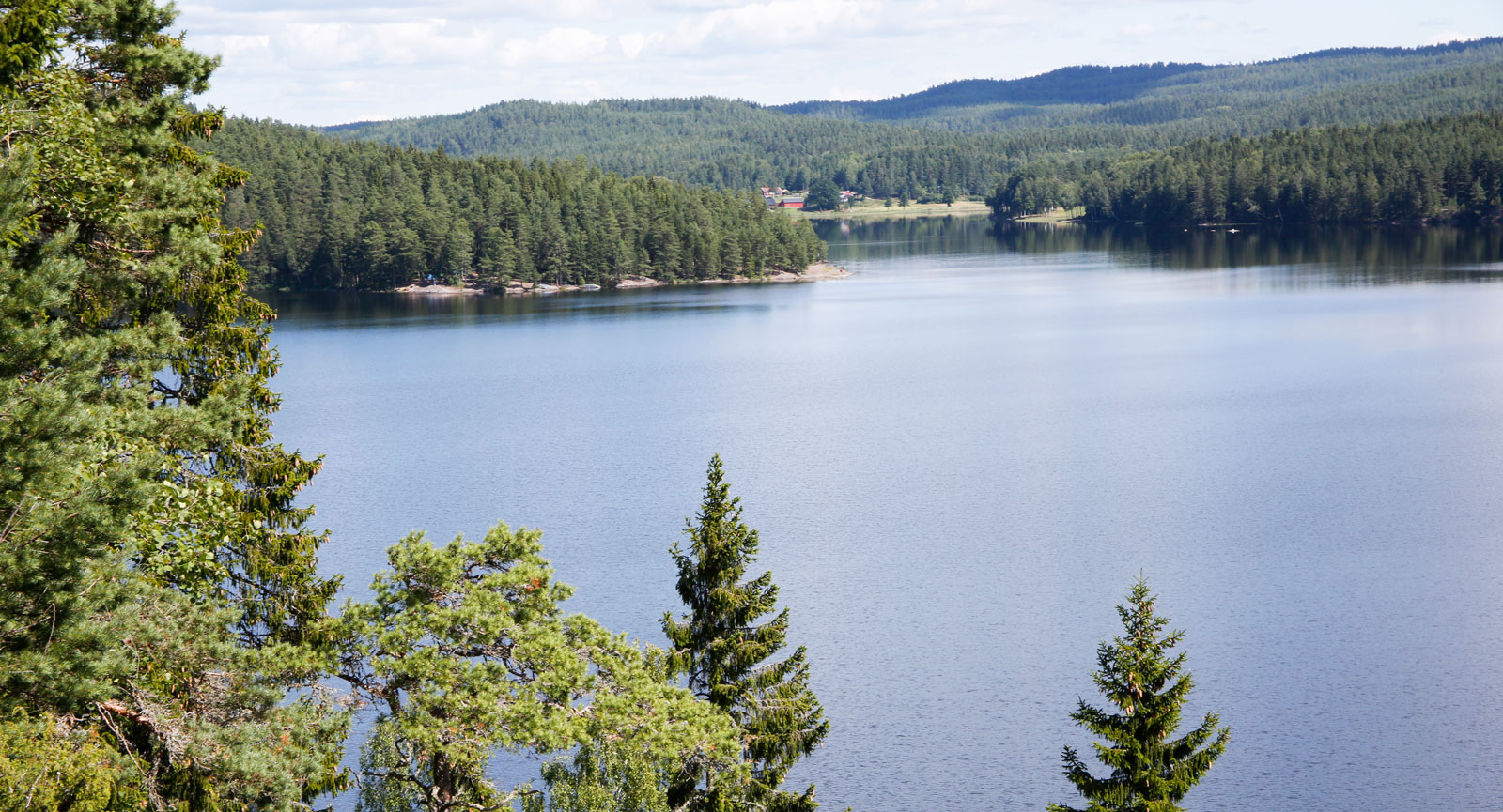 Sjön Svärdlången dyker upp på järnvägens östra sida.