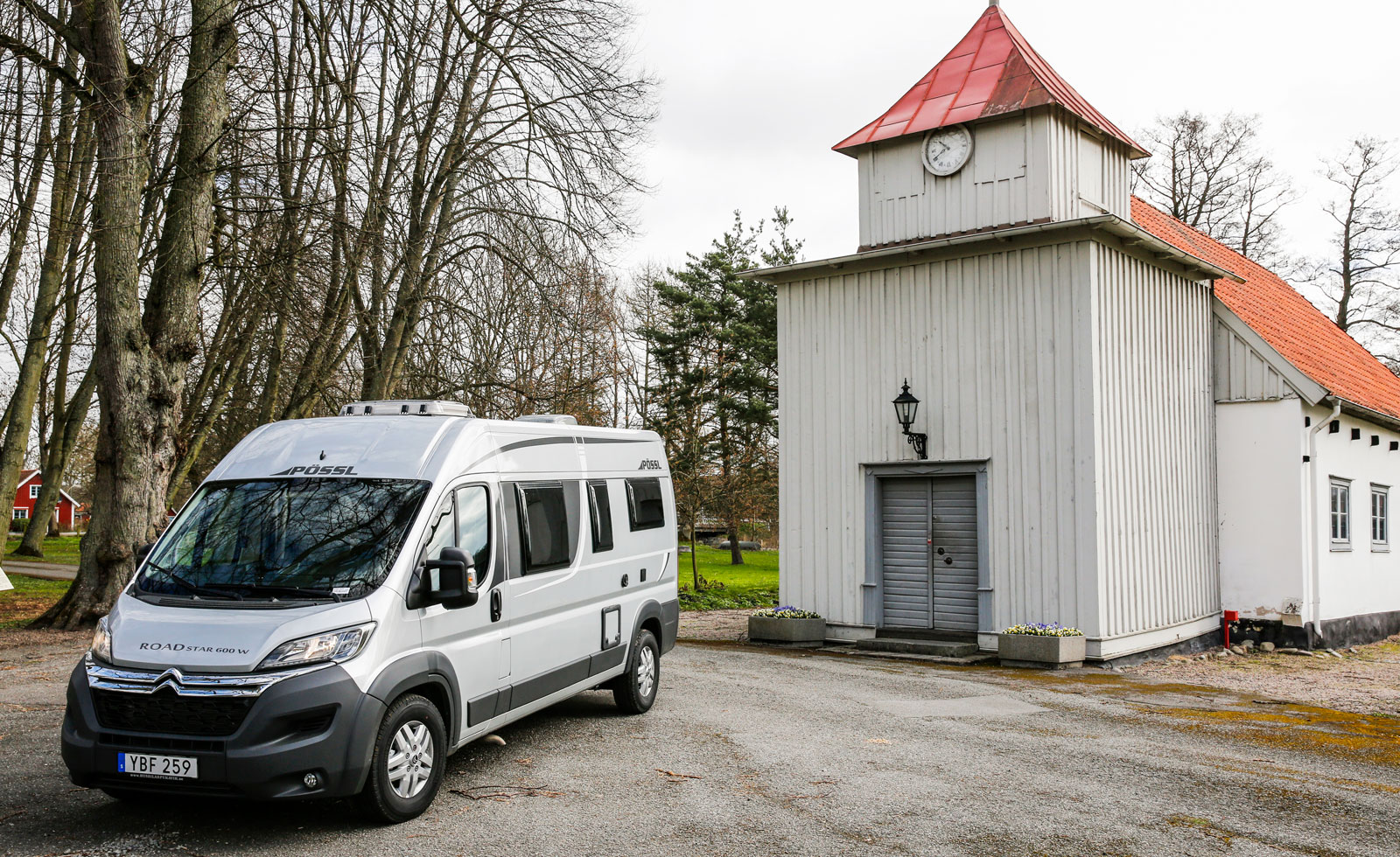 Men en liten kompakt husbil behöver man aldrig dra sig för att åka in på småvägar som leder till spännande sevärdheter. Elleholms kyrka, Blekinge.