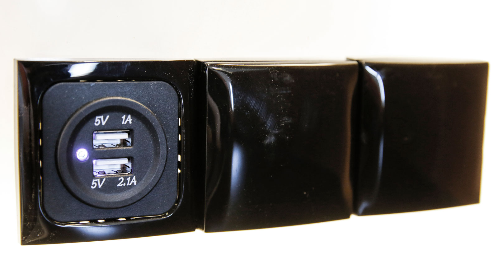 Två usb-uttag och två eluttag vid köksbänken.