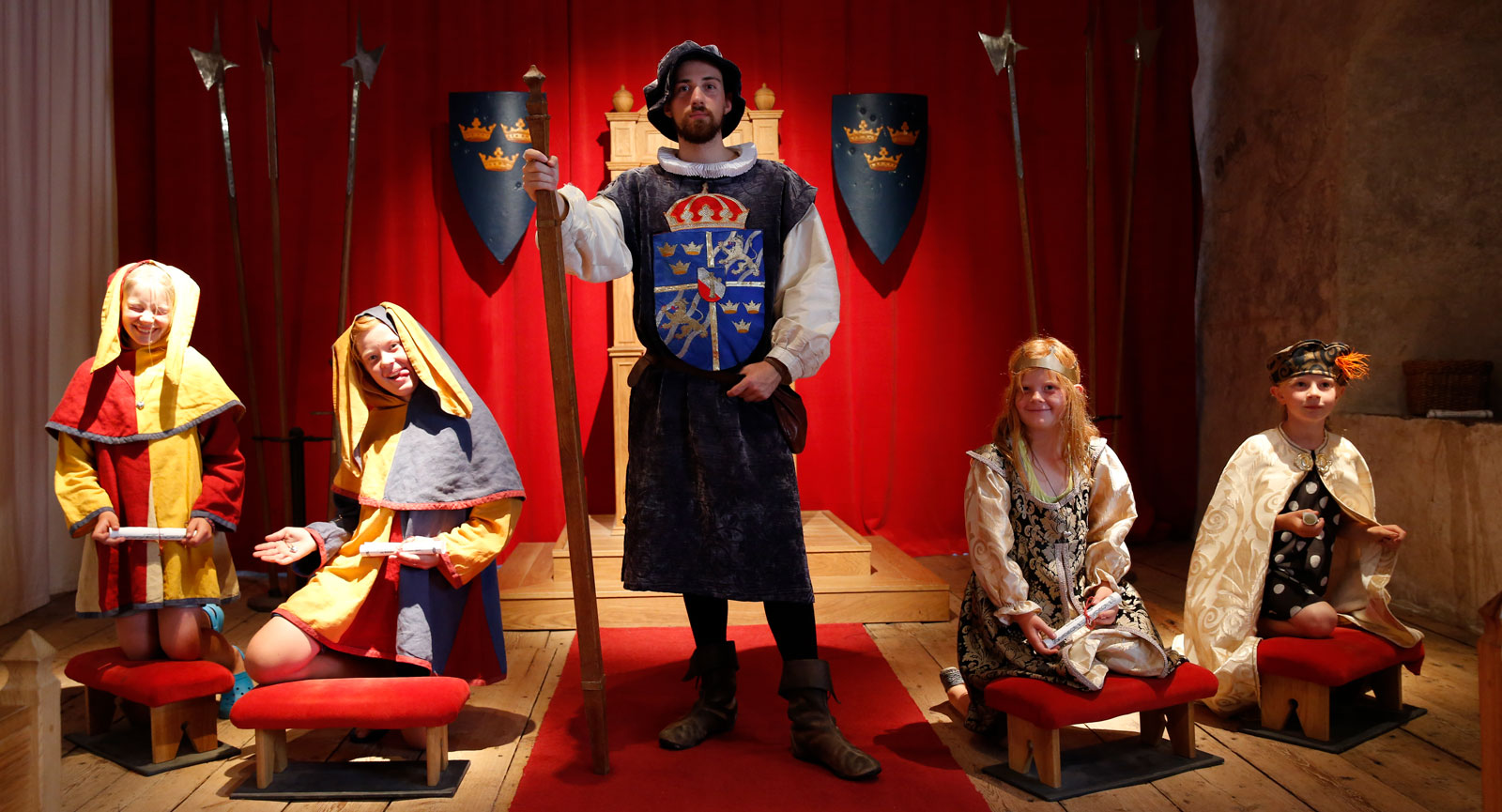 Låt barnen bli en del av Barnens slott där de bland annat får möjlighet att krönas till slottsfru, prins, hovnarr eller prinsessa på Kalmar slott.
