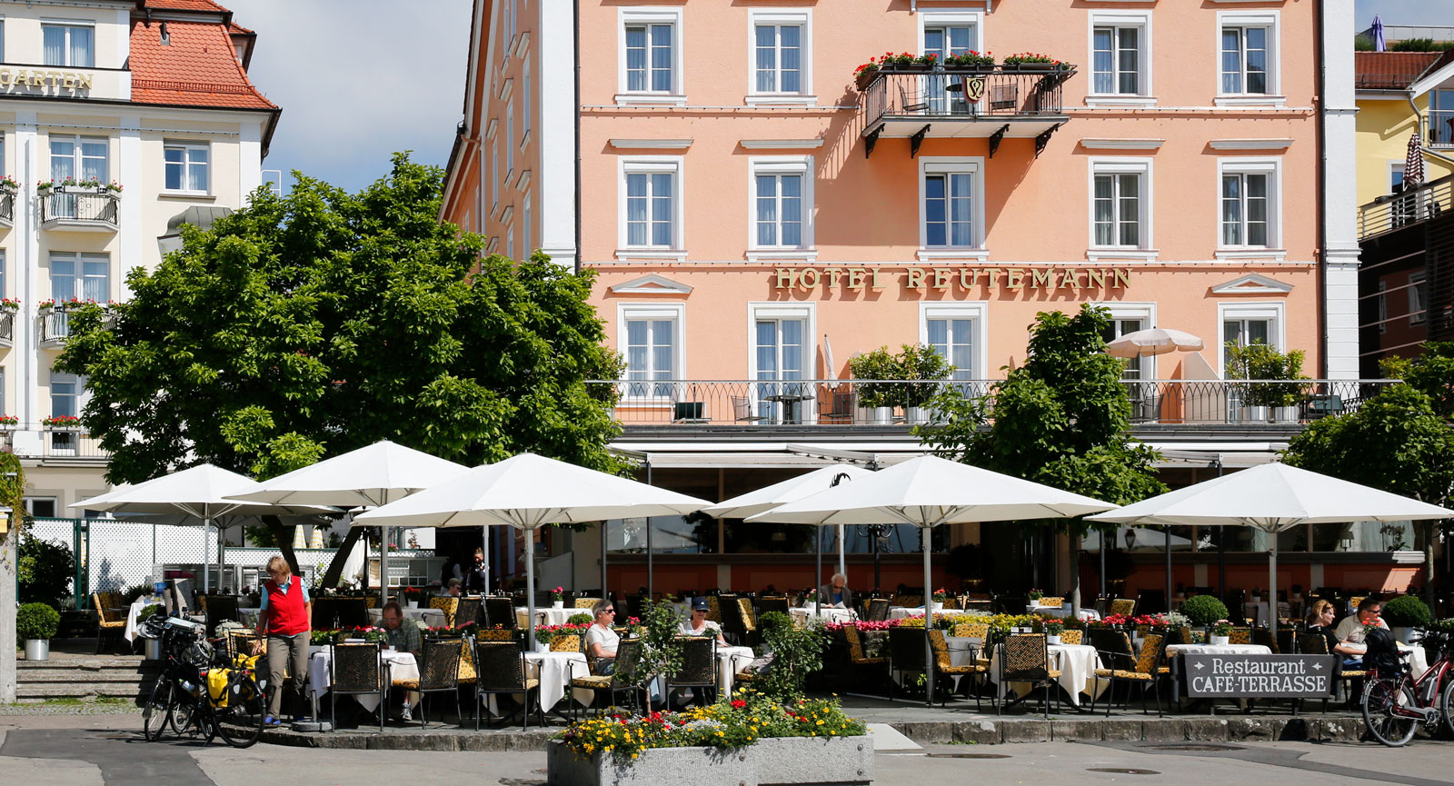 Slå dig ner på en uteservering vid Bayerischer Hof och njut av lokalproducerat öl i glaset.