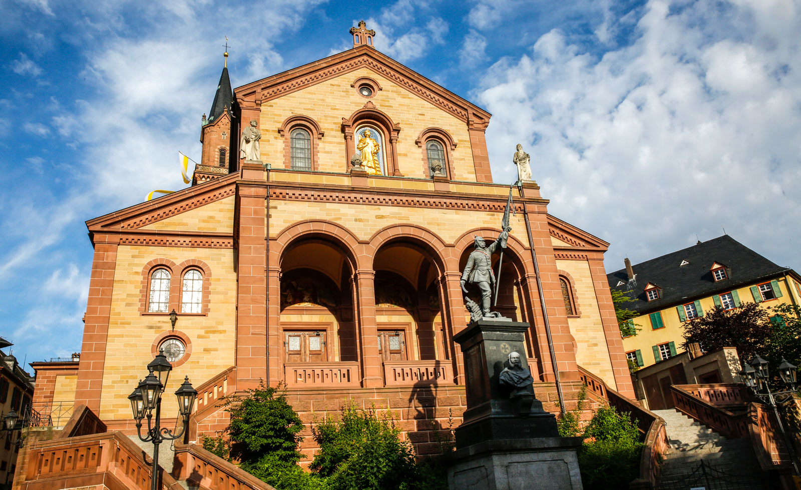 Sankt Laurentiuskyrkan på den övre delen av Marktplatz.