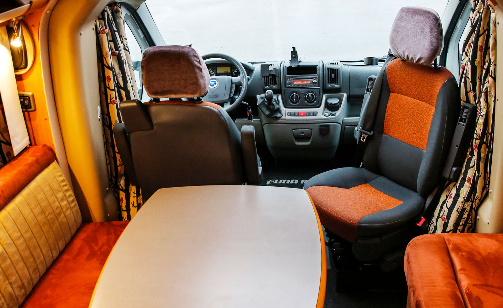 Tack vare rikligt med takfönster (fyra stycken) är Eura Mobil Contura 670 SB en ljus och tilltalande husbil.