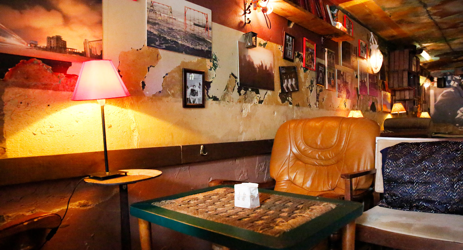 Ruin Bar på Rr Pjeter Bogdani, Block Area är ett klassiskt utehäng med skön atmosfär i Tirana.