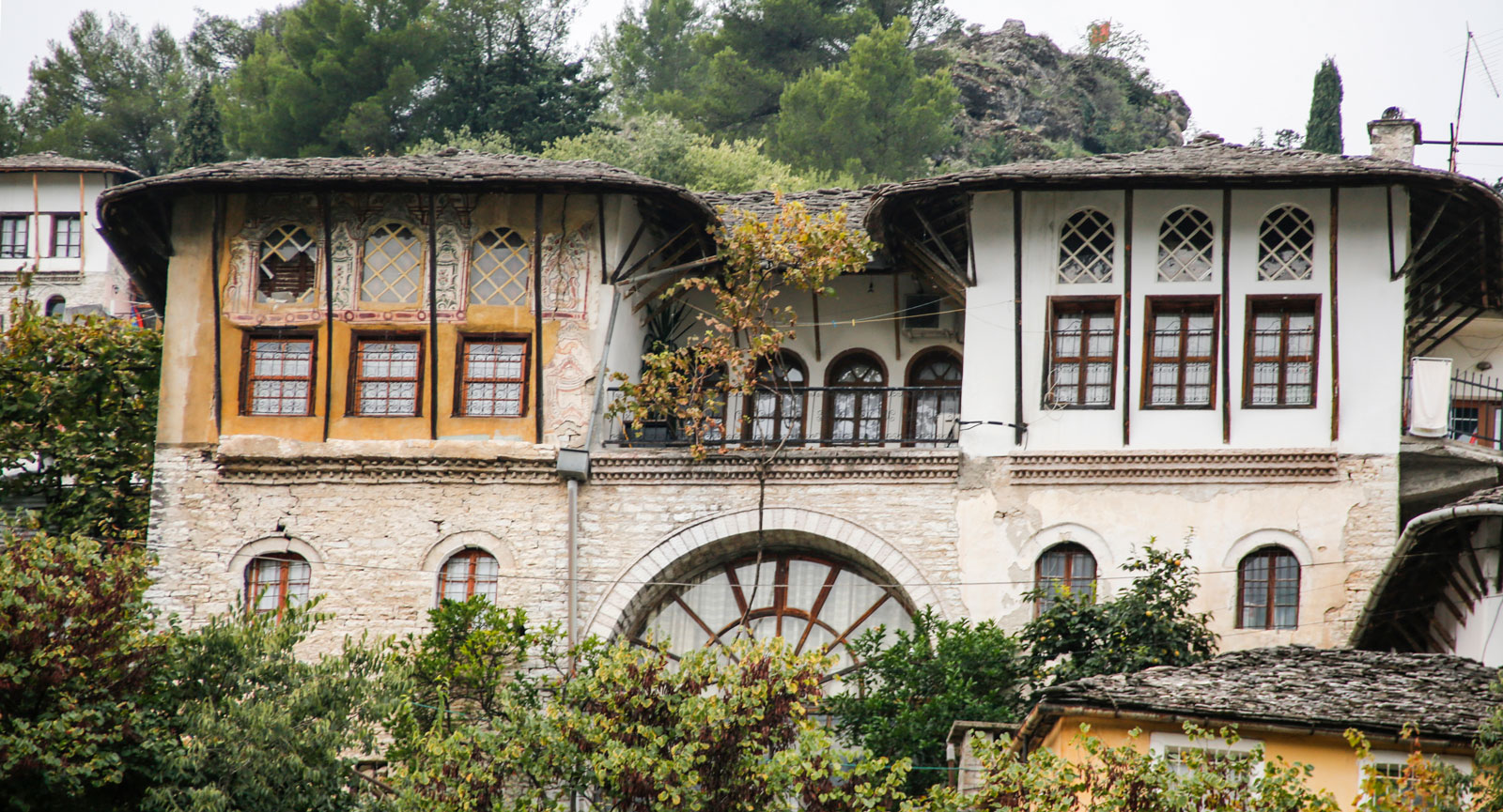 Fortfarande är behovet av renovering stort i Gjirokastra.