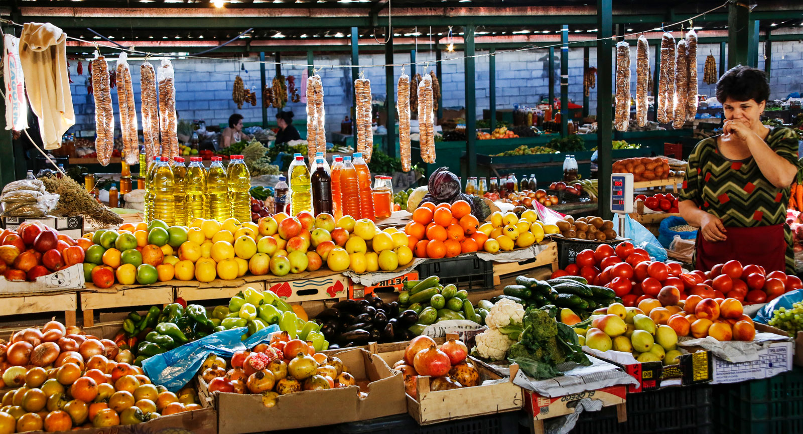 Färska kryddor, frukt och grönt. Gå runt och njut av Balkans rika utbud av grönsaker på marknaden i Saranda.