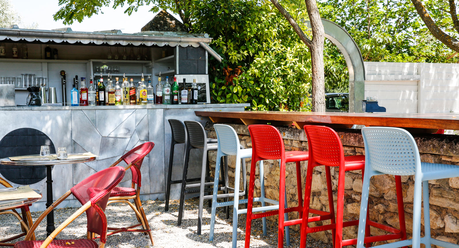 Sköna miljöer i trädgården vid restaurang Doppio i Goult.
