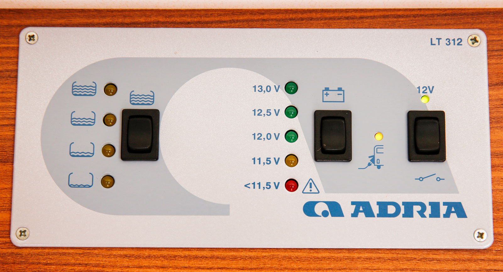 Manöverpanel som visar vattennivån och batterikapaciteten.