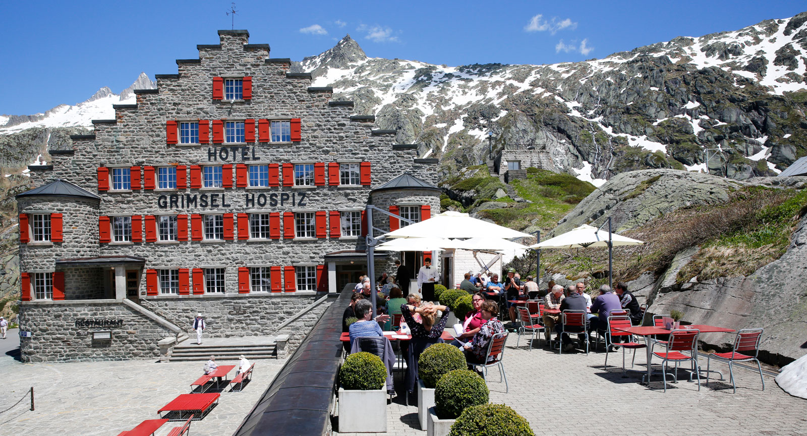 Hotel Grimsel Hospiz ligger vackert med utsikt över Alperna.
