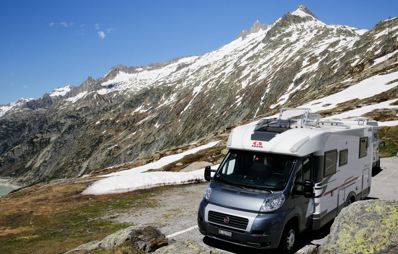 Mängder med husbilar fricampar längs vägen. Grimselpass.