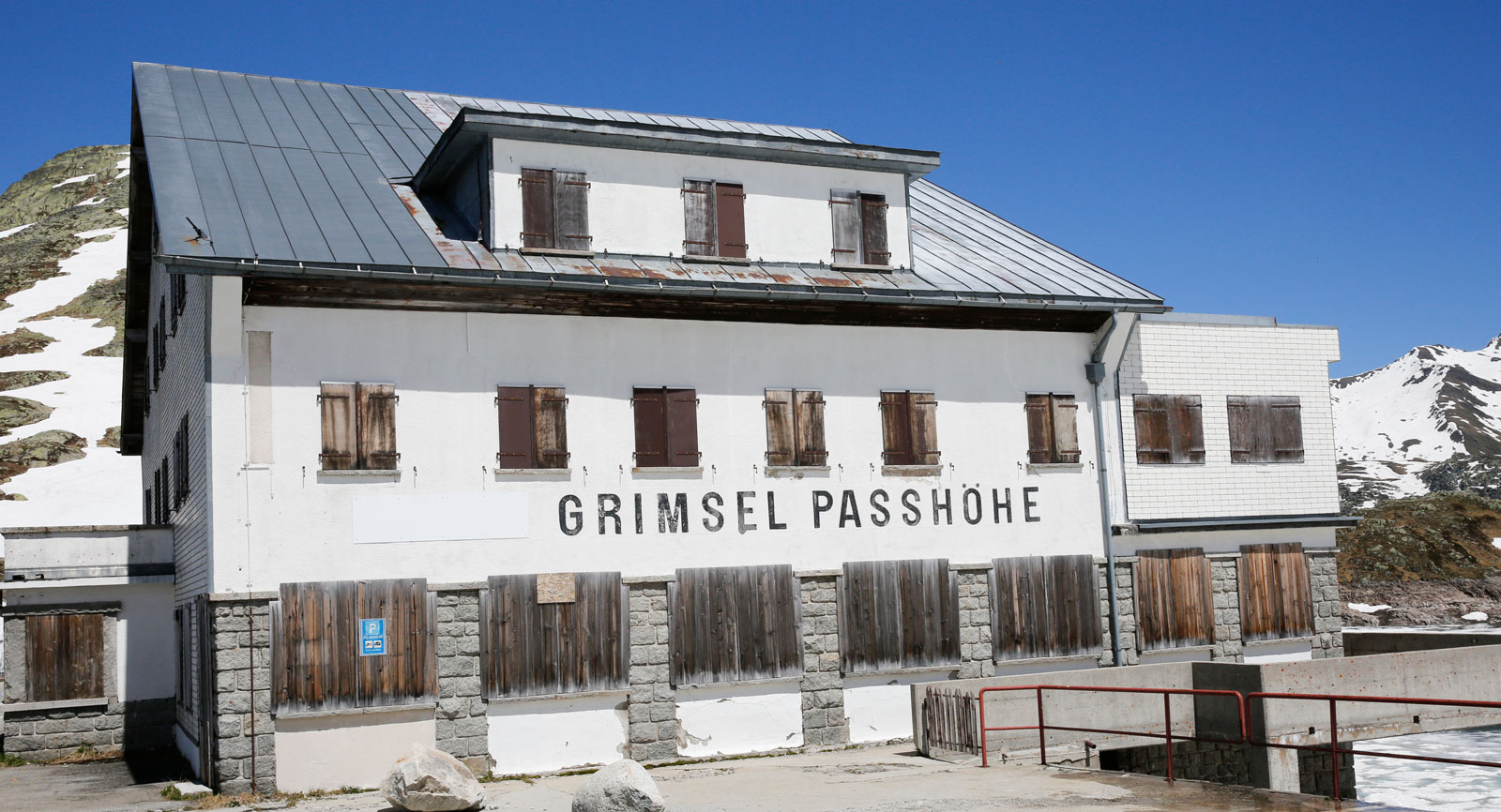 Grimselpass. Flera av hotellen under åren tvingats lägga ner.
