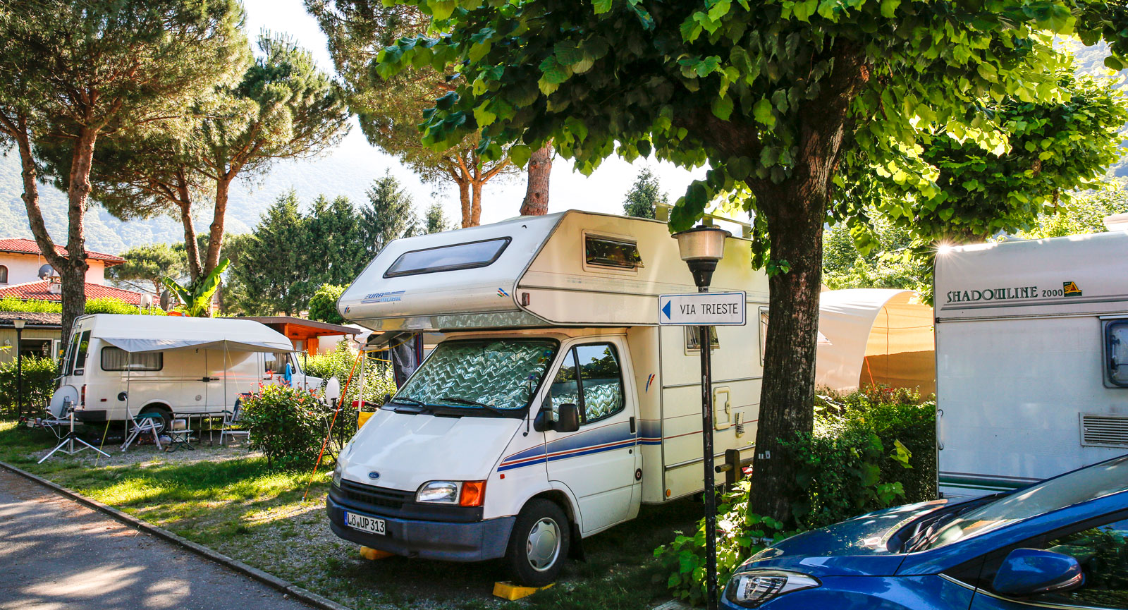 Det är trångt men mysigt på Camping Del Sole i Cannobio.
