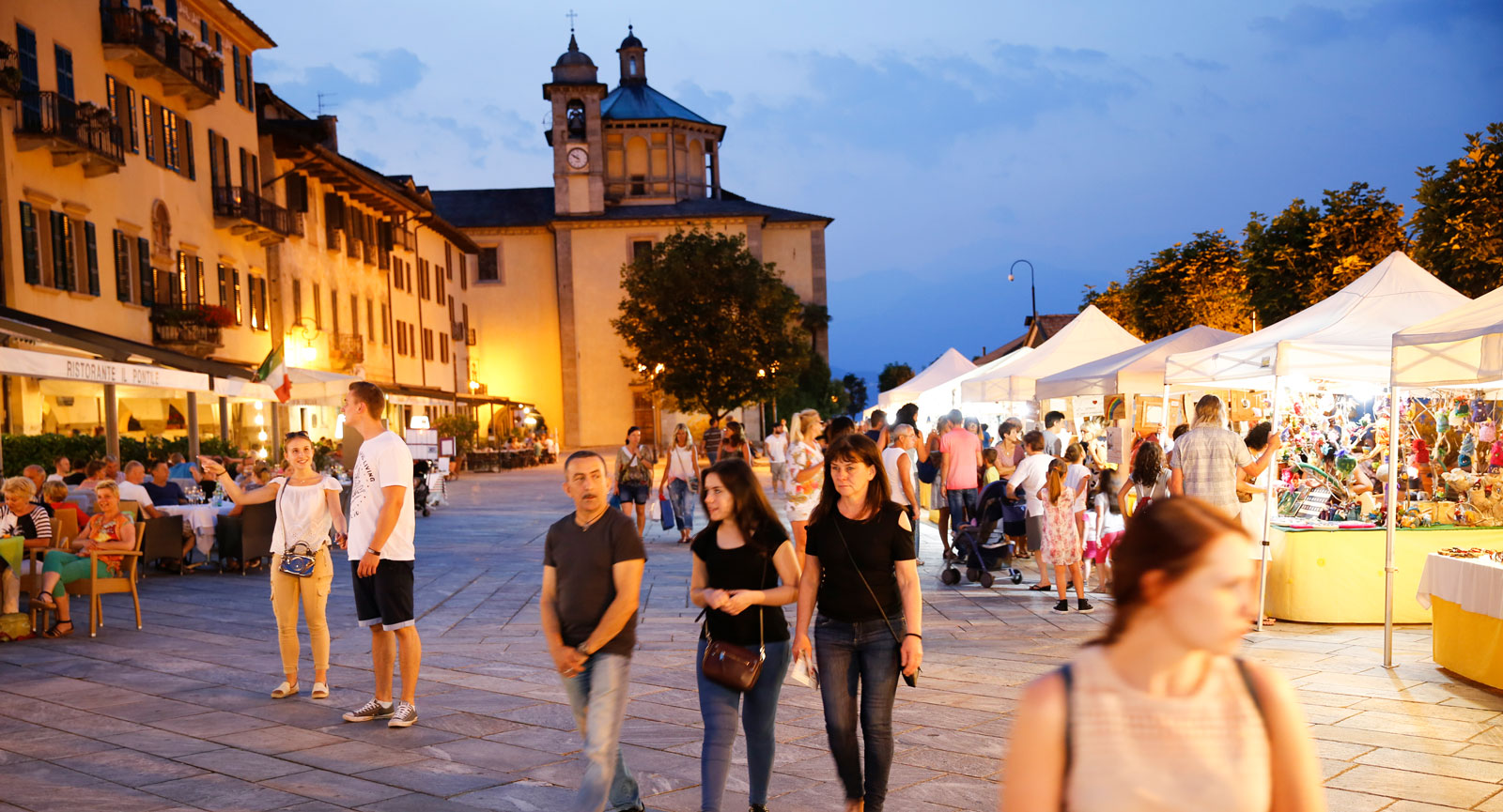 Helgmarknad på Piazzan i Cannobio.