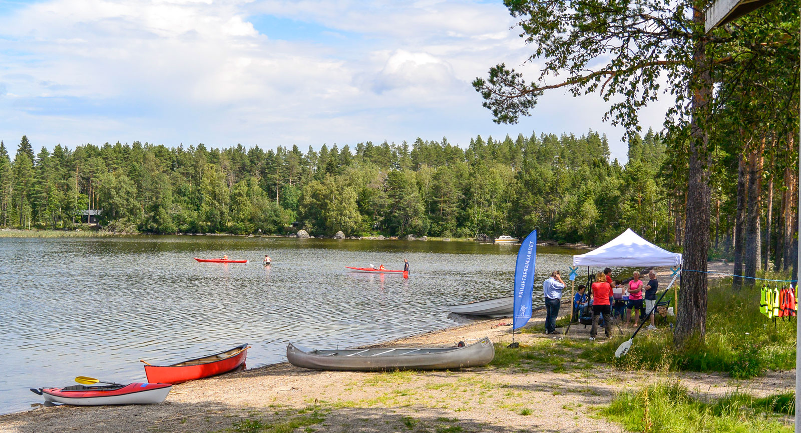 Paddling är en populär aktivitet på Landsomfjärden.