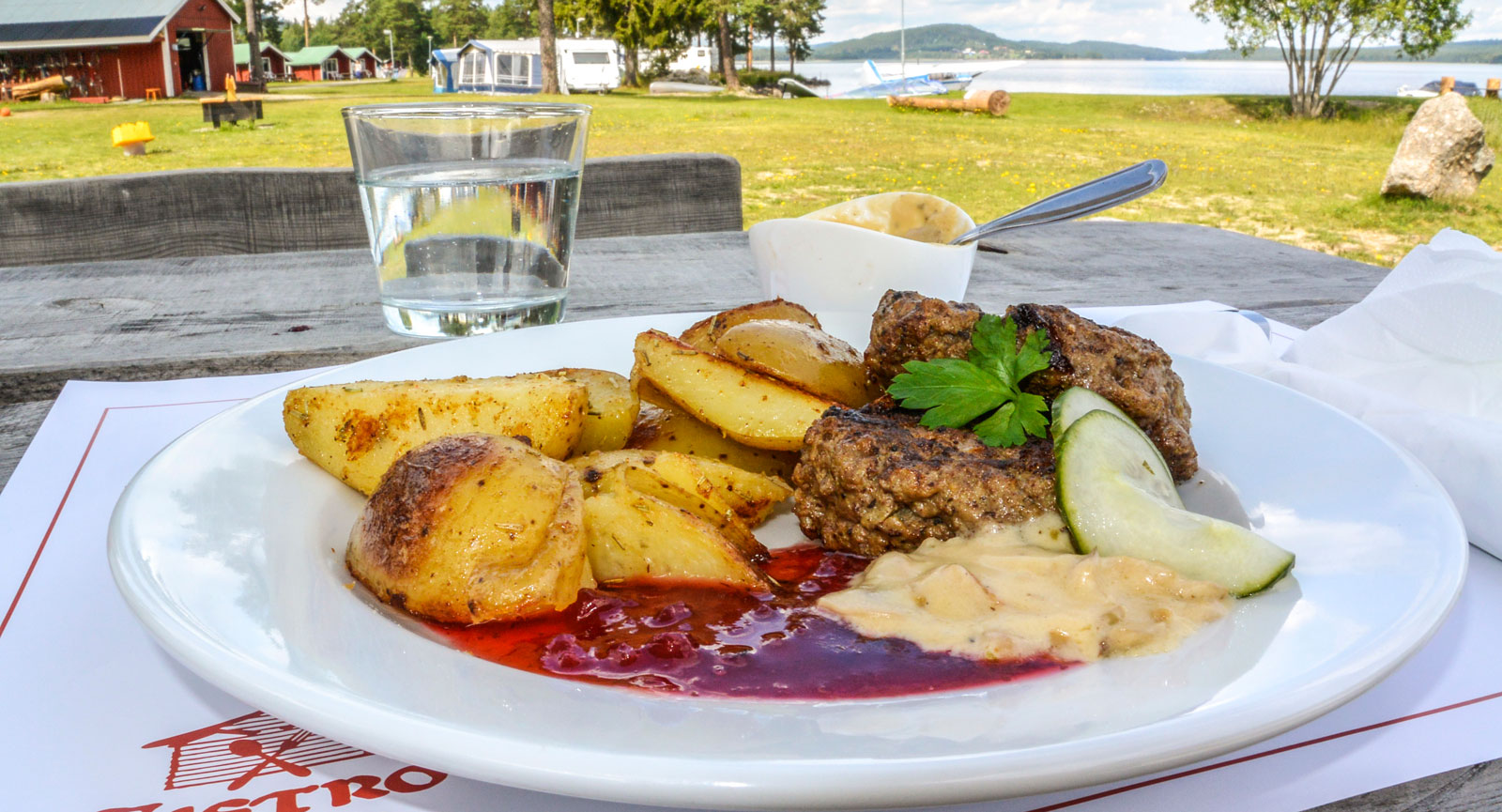 Älgfärsbiffar, klyftpotatis, svampsås och lingon. Serveras med sjöutsikt.