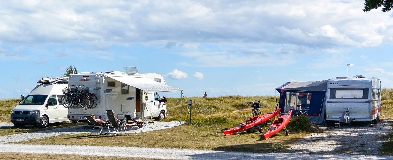 Eftermiddagssolen värmer gott på stranden nedanför Fårö fyr och ett dopp i det blå friskar upp.