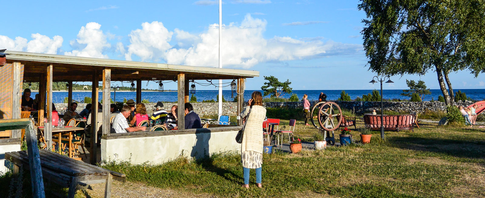 Härlig sommarkväll på restaurang Bistro Albatross uteservering.