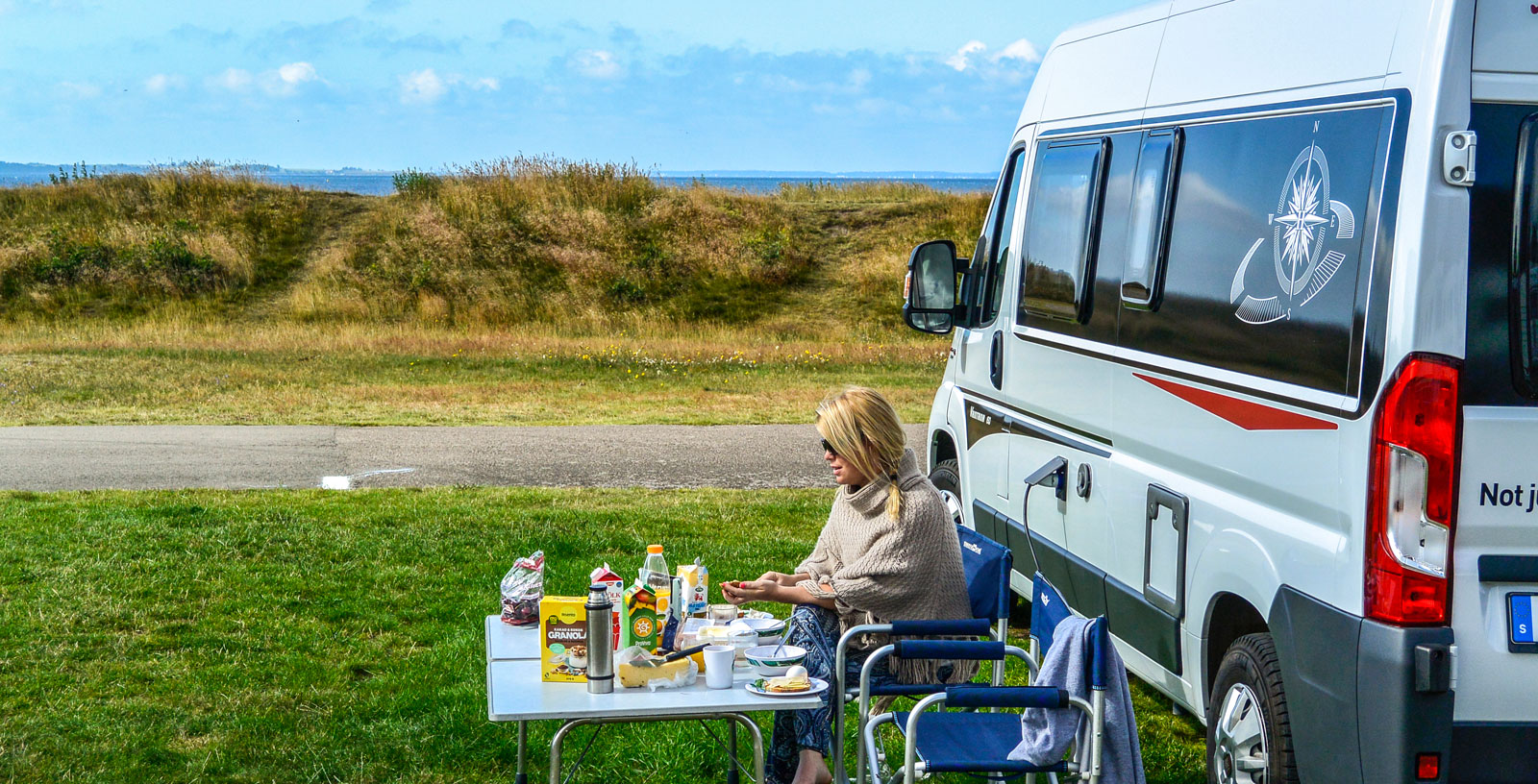 Frukost på en av de härliga platserna nere vid havet.
