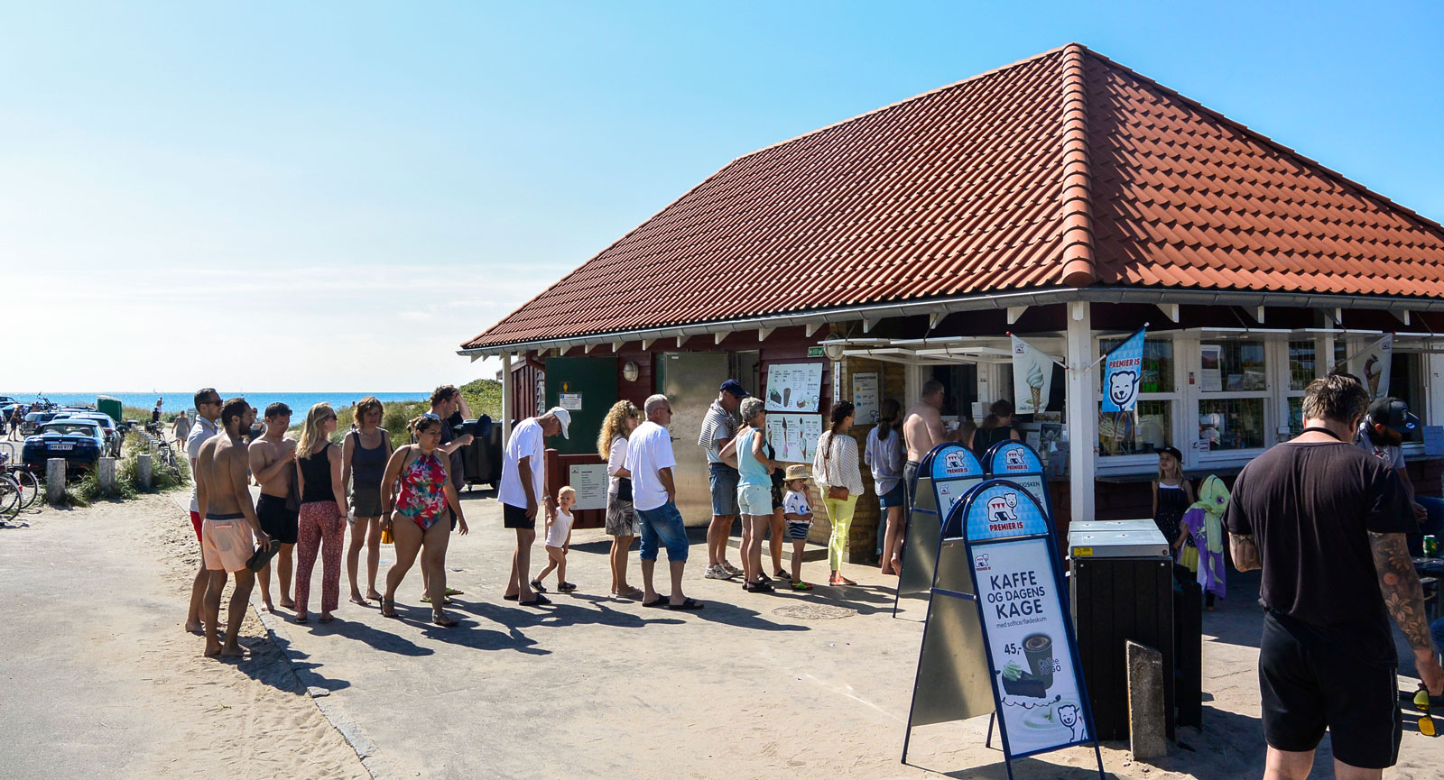 Svalkande. Glasskön växer sig allt längre vid stranden i Tisvildeleje.
