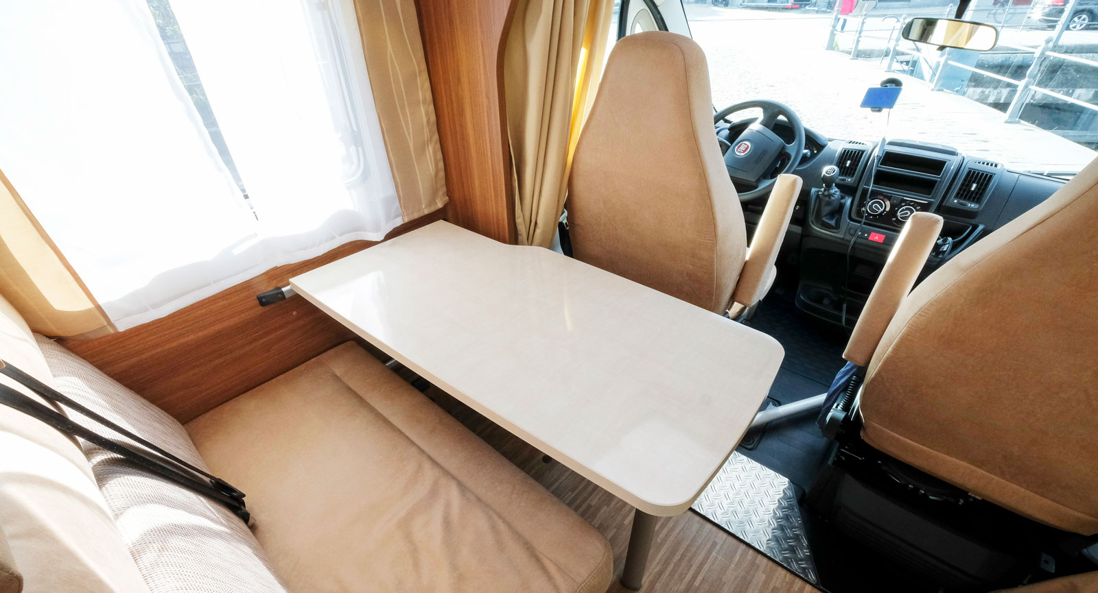 Sittgruppen är kompakt. Stolarna i förarhytten kan givetvis vridas mot bordet de med.