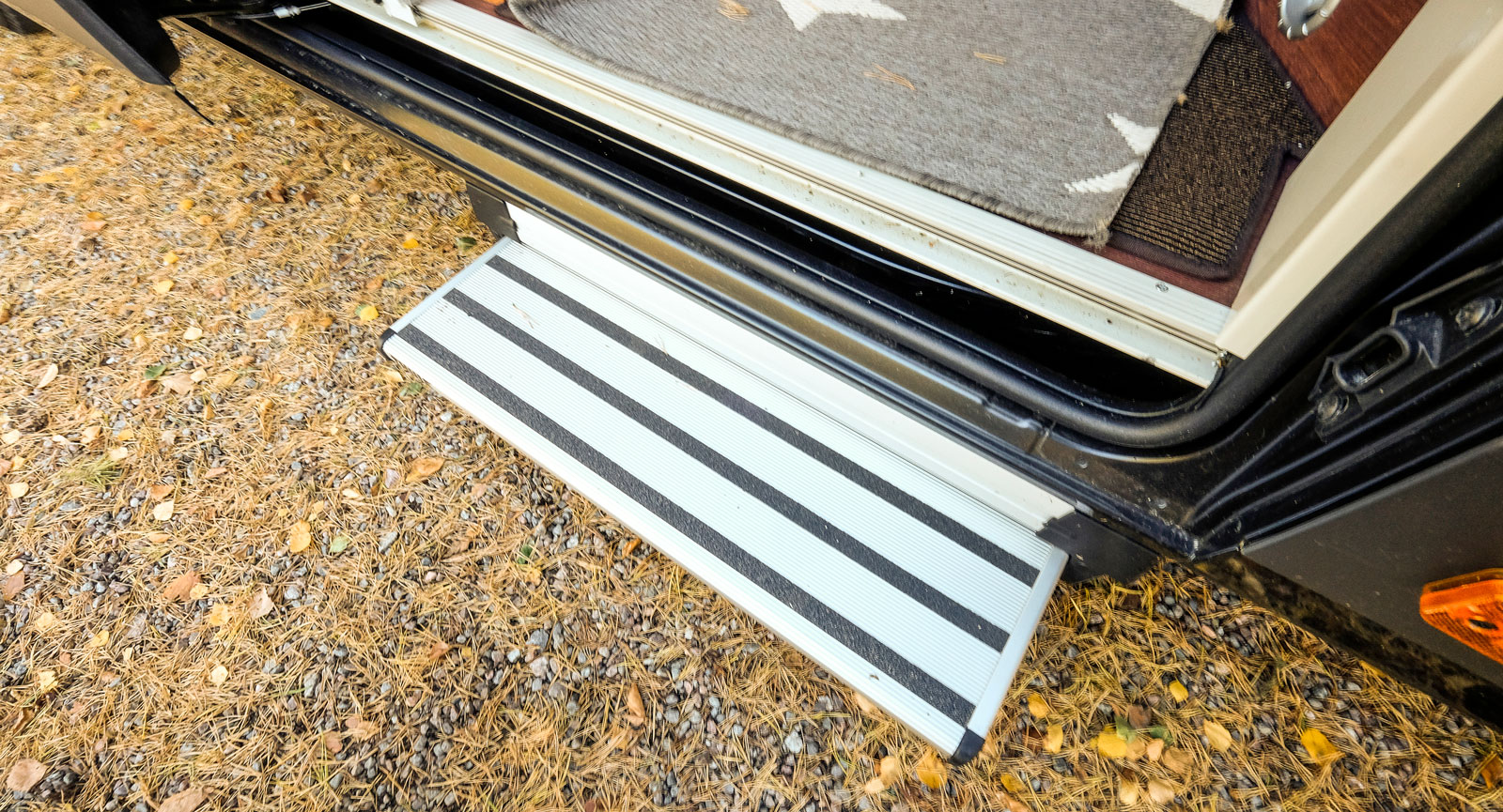 Ett fotsteg glider ut elektriskt och gör insteget bekvämt.