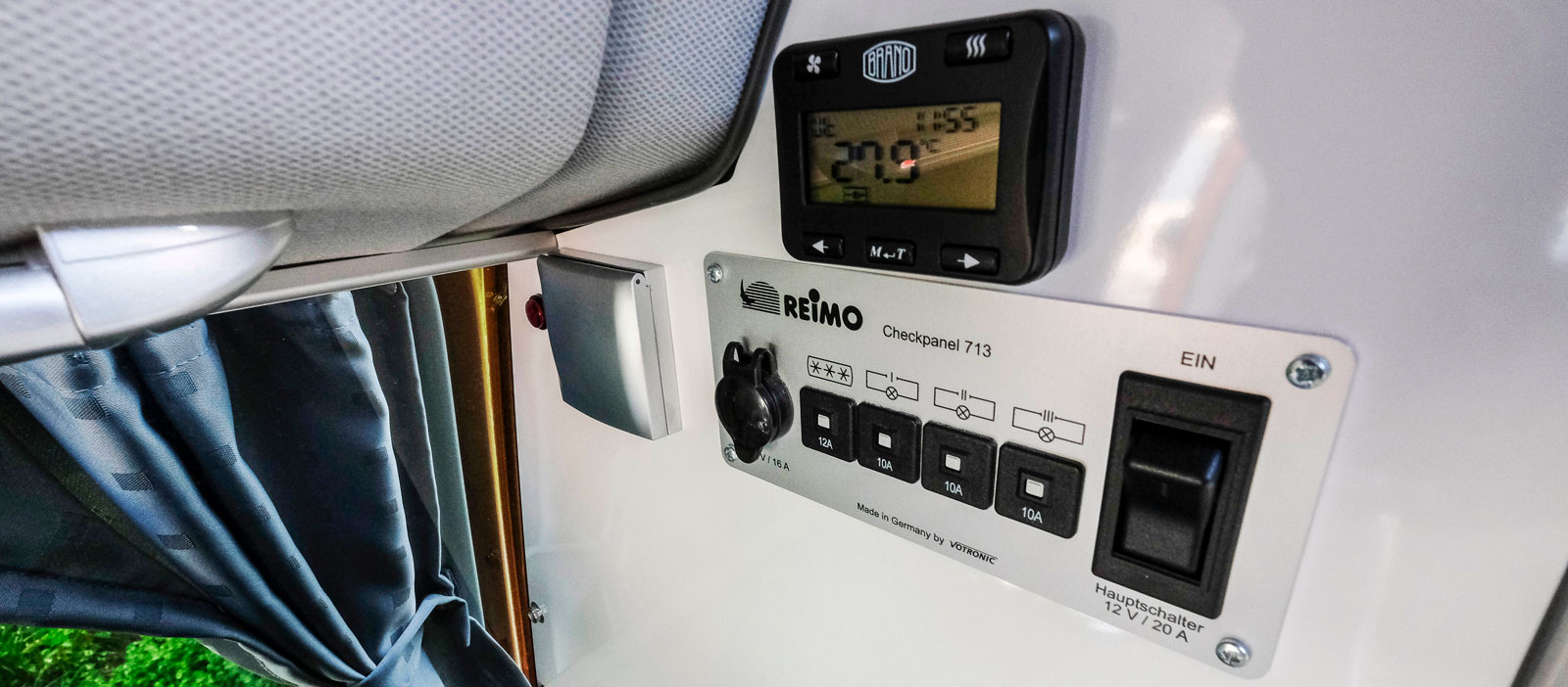 I bodelen finns reglagen för ström och dieselvärmaren.