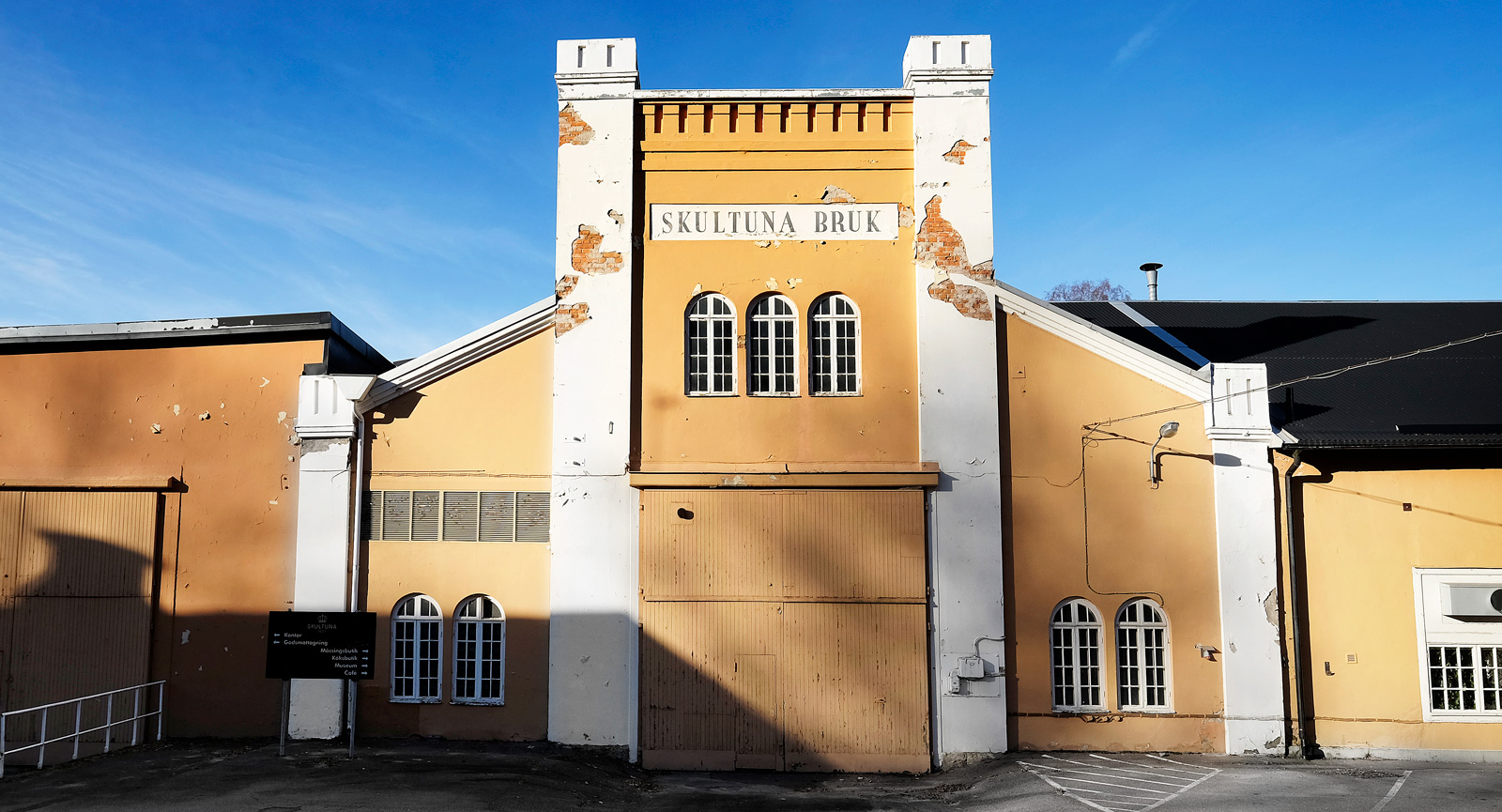 Strax bakom tegelbyggnaden (se artikelhuvud) gömmer sig denna vackra bruksbyggnad.