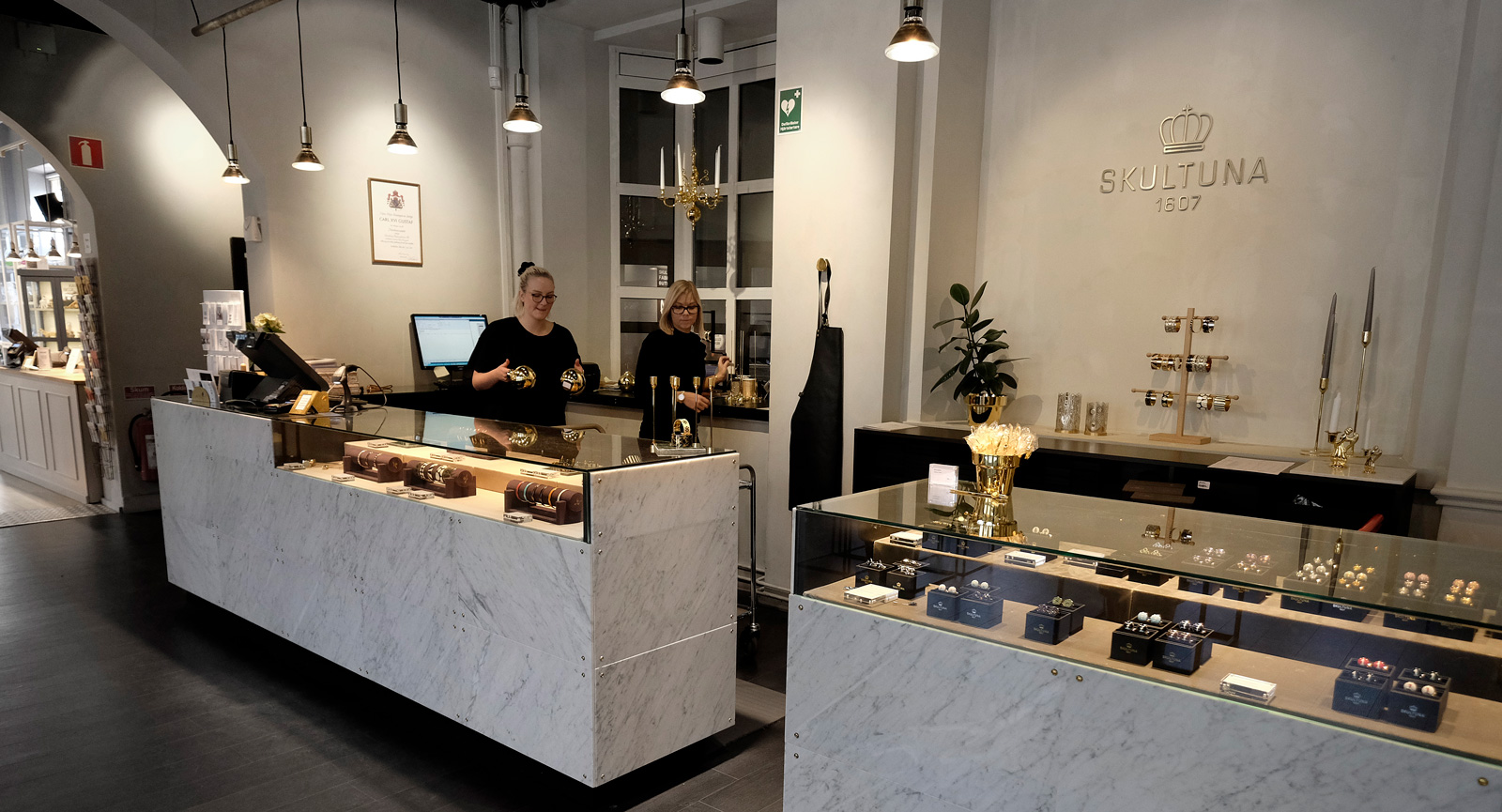 Madde och Josefine plockar upp nya leveranser.