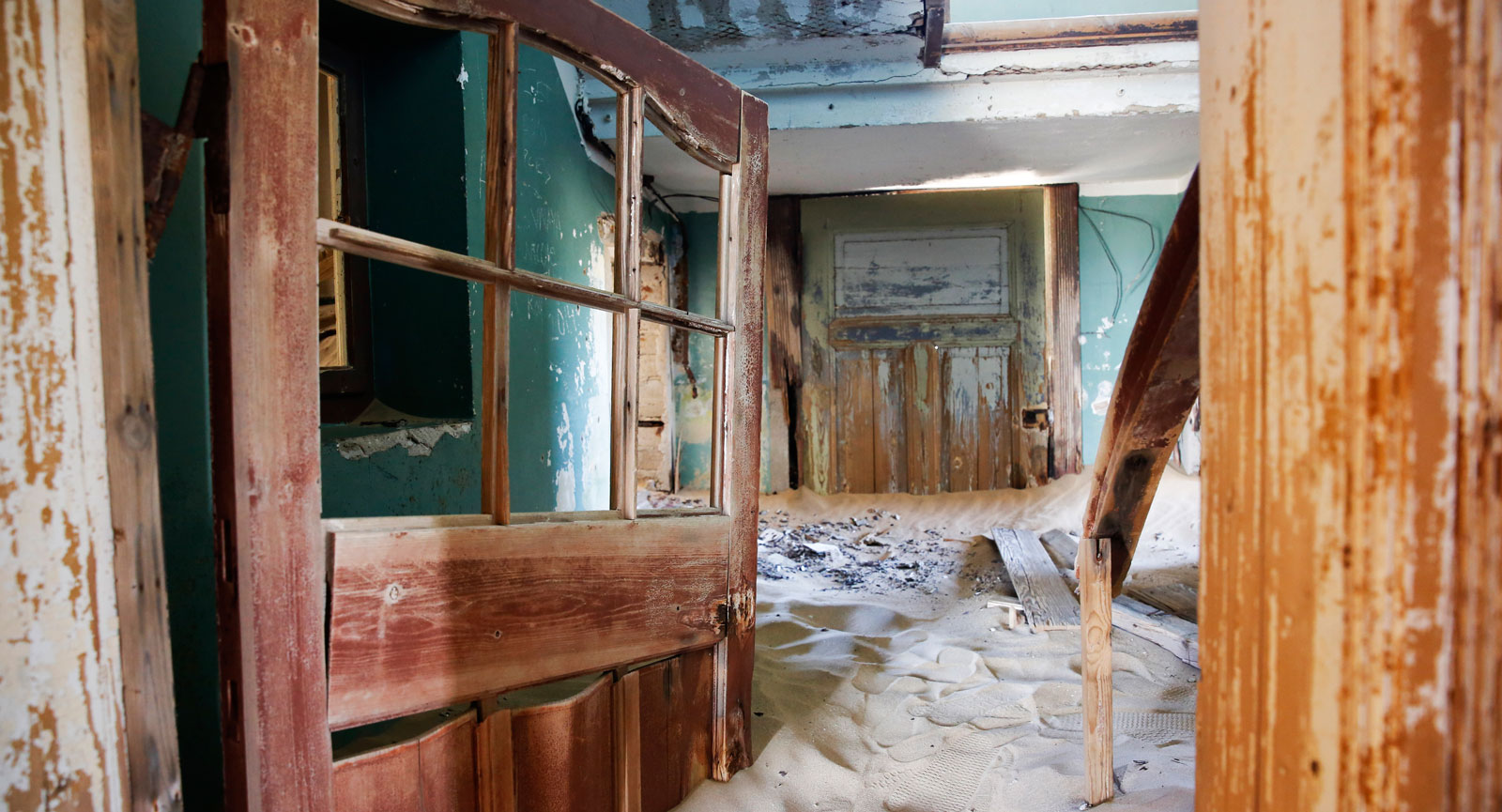 Kolmanskop är en övergiven diamantgruvestad som övergavs på femtiotalet. Man kan fortfarande besöka de spöklika husen, numera under kontrollerade former sedan bebyggelsen utsatts för stor skadegörelse och plundring.
