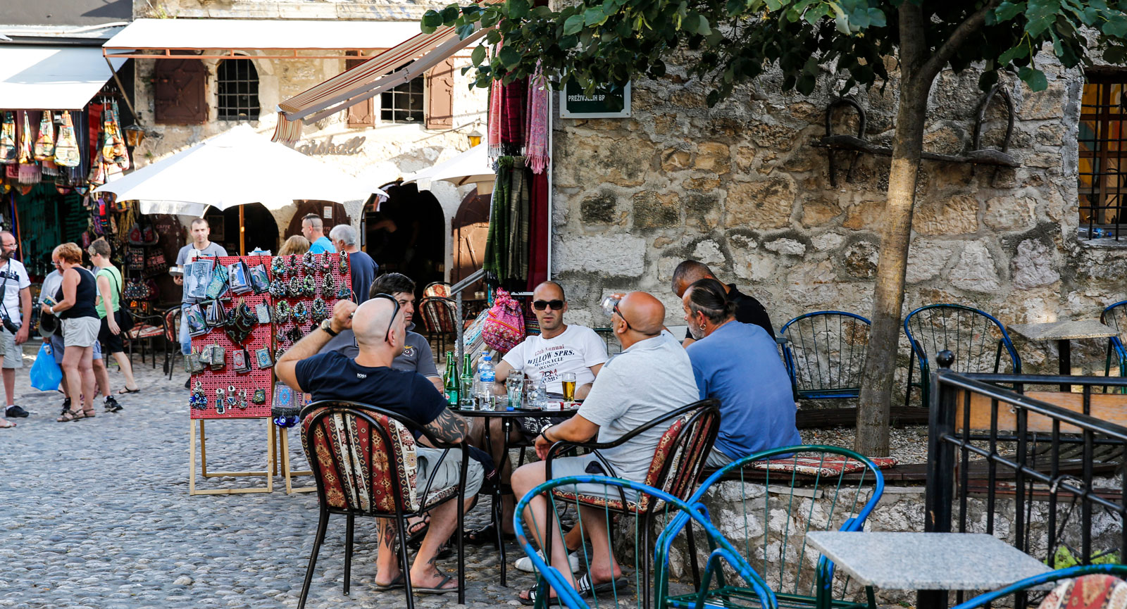 Utelivet i Mostar är imponerande. Överallt finns det uteserveringar, barer och kaféer.
