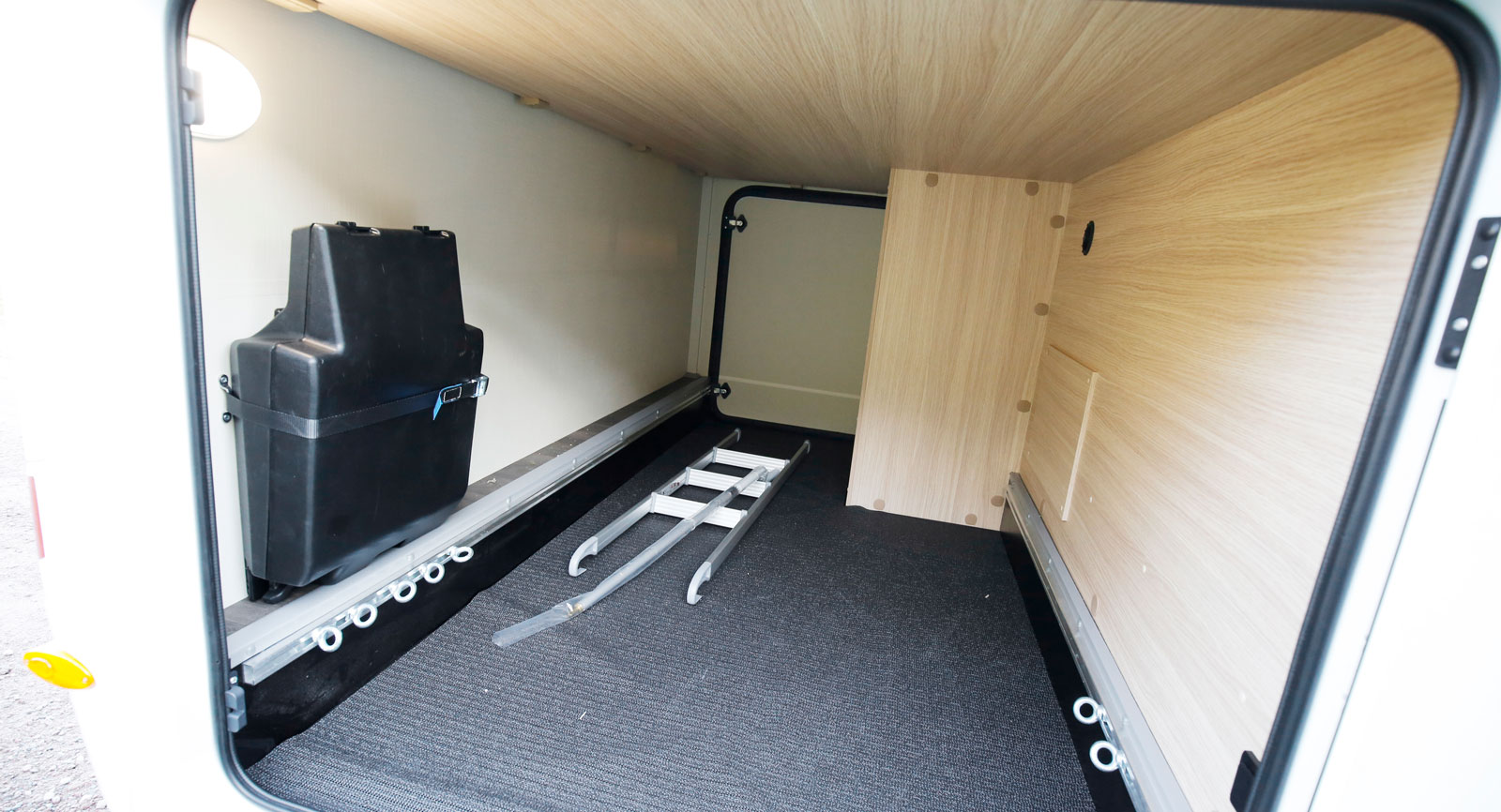 Det stora garaget rymmer mycket utrustning. Tänk bara påtotalvikten om du packar ända upp till taket.